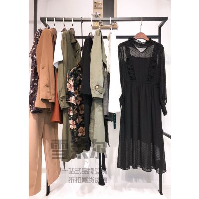 設計師女裝折扣店歐莎莉格時尚上衣尾貨庫存服裝批發多種面料新款組貨包